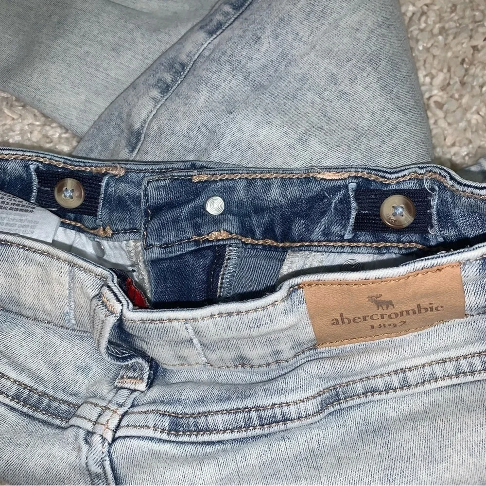 Abercrombie Kids High Rise Mini Mom Jeans Size 15/16 Girls Light Wash‎ Denim - Picture 8 of 8